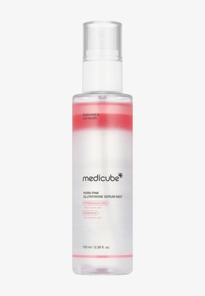 Flacone spray in plastica trasparente con pompa bianca, contenente una nebbia serum rosa e bianca. L'etichetta include il nome del prodotto e dettagli. 100 mL.