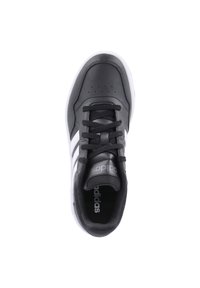 Scarpa sportiva nera con tomaia in pelle liscia, accenti bianchi a strisce, punta rotonda e lacci neri su una linguetta imbottita.