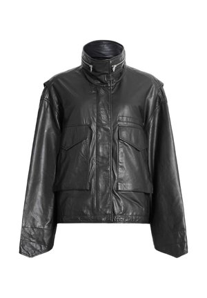 Czarna skórzana kurtka z wysokim kołnierzem, zapinana z przodu na zamek błyskawiczny, z dwoma dużymi kieszeniami na klapę i długimi rękawami.