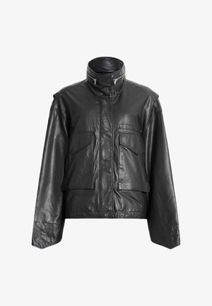 Czarna skórzana kurtka z wysokim kołnierzem, zapinana z przodu na zamek błyskawiczny, z dwoma dużymi kieszeniami na klapę i długimi rękawami.