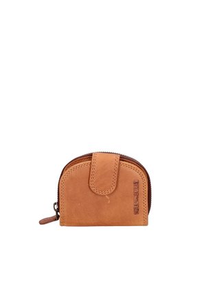 Portefeuille zippé en cuir brun avec une forme arrondie, une texture lisse et une fermeture à pression. Comprend des coutures visibles et un détail de logo embossé.