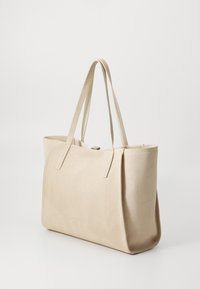 Beige ruskinds tote taske med lange, flade håndtag, et minimalistisk design og en rektangulær form med en diskret sømdetalje.