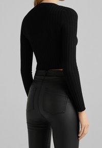 Bershka Strickpullover - black