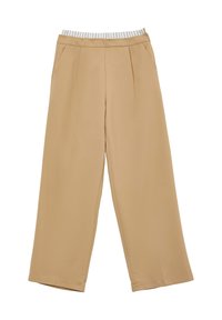Pantaloni beige a gamba larga con pince frontali, tasche laterali e una cintura elastica a righe. Texture liscia, design sartoriale.