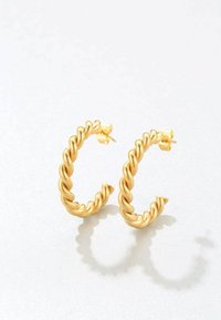 Orecchini ad anello attorcigliato in oro con design texturizzato e finitura lucida. Dotati di chiusura a perno e misurano circa 3 cm di diametro.