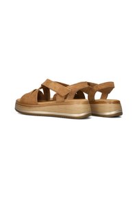 Bruine suède wedge sandalen met gekruiste banden en een open achterkant, een gladde houten platformzool en een gevoerde voetbed.