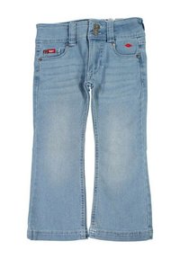 Jean en denim bleu clair avec une coupe droite, deux poches avant, une fermeture à bouton et un petit patch logo rouge sur la ceinture.