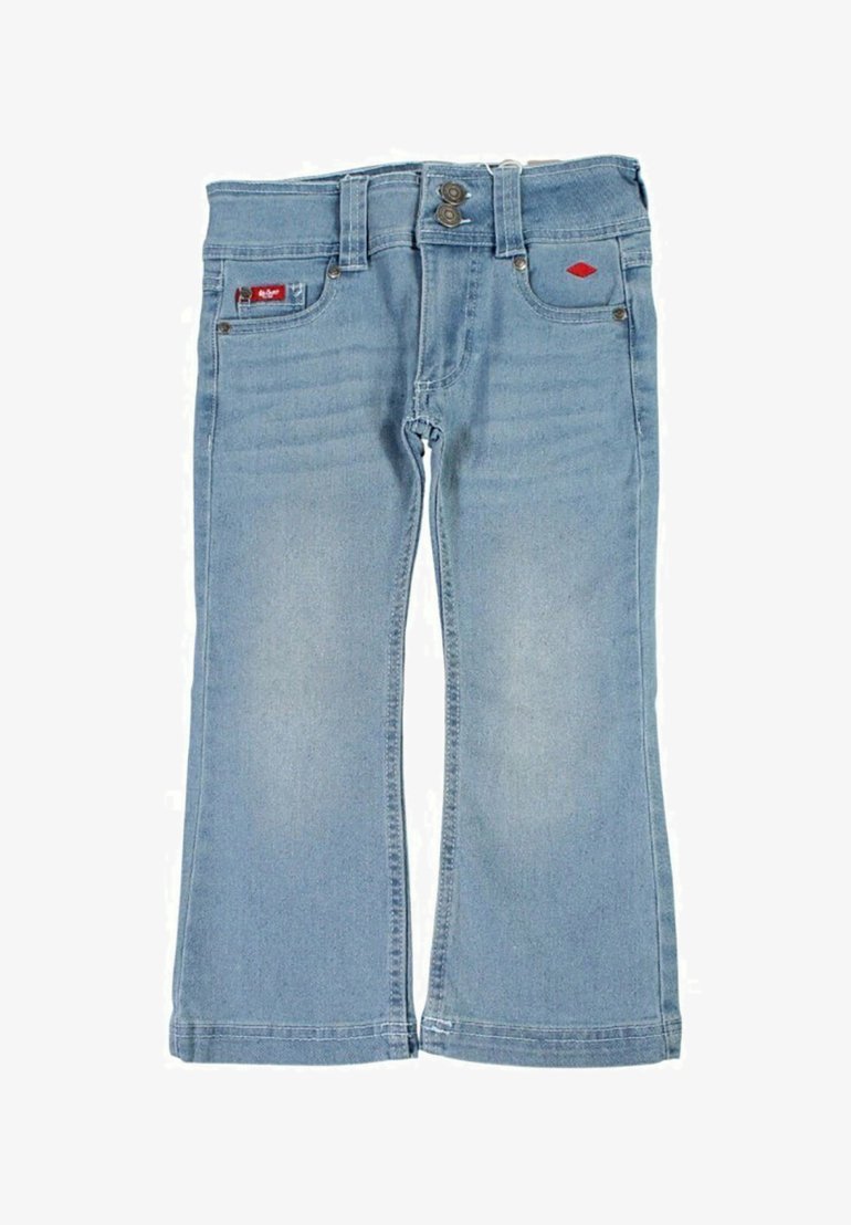 Jean en denim bleu clair avec une coupe droite, deux poches avant, une fermeture à bouton et un petit patch logo rouge sur la ceinture.