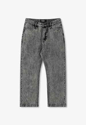 Jeans de mezclilla gris con un acabado desgastado, diseño de pierna recta y estilo de cinco bolsillos. Presenta una etiqueta con "FORMER" en la cinturilla.