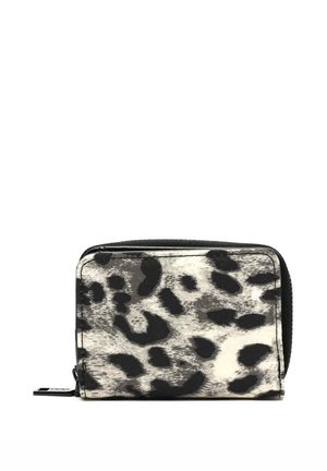 Portefeuille compact zippé avec motif léopard noir et blanc sur une surface en tissu visible sur fond uni.