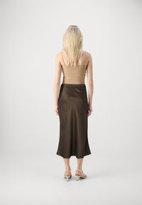 Gina Tricot ELASTIC MIDI SKIRT - Maksi sijonas - brown