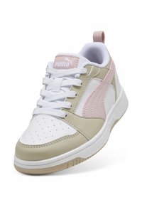 Sneaker bianco e beige con accenti rosa chiaro, tomaia in pelle testurizzata e mesh, punta tonda, dettagli perforati e suola bianca piatta.
