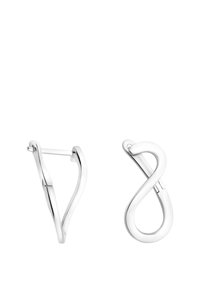 Silverörhängen med en slank, vriden design i oändlighetsform, polerat utseende och en säker låsning för enkel användning.