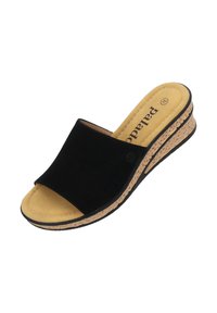 Sandalo scivolato in suede nero con un'ampia apertura per le dita e suola in cuneo di sughero. Presenta una soletta di colore beige chiaro con dettagli di cucitura e logo del marchio.
