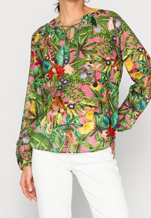 Blouse à manches longues avec un fond rose, ornée de motifs d'animaux et de fleurs vibrants, col avec cordon de serrage, et en tissu léger.