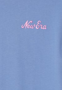 Světle modré tričko s vyšívaným růžovým nápisem "New Era". Bavlněná tkanina s hladkou texturou. Jednoduchý a klasický design.