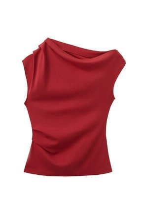 Haut rouge sans manches avec un col drapé asymétrique et un léger froncé sur un côté.