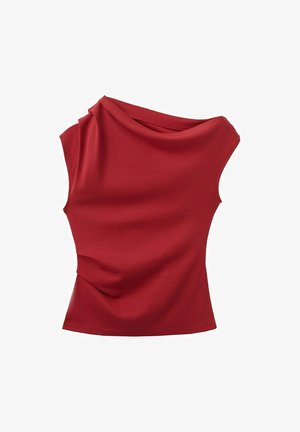 Haut rouge sans manches avec un col drapé asymétrique et un léger froncé sur un côté.