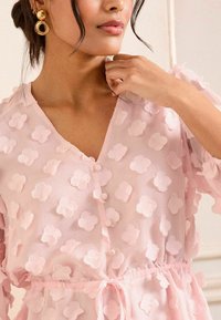 Love & Roses PETITE FIT  - Pusero - blush pink