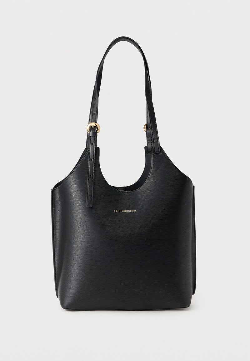 Sac fourre-tout en cuir noir avec des bretelles réglables et un petit logo doré Tommy Hilfiger centré à l'avant.