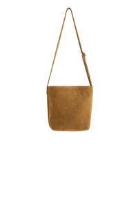 Brun nubuck crossbody taske med en enkelt justerbar rem, rektangulær form, glat tekstur og diskret syning ved sømmen.