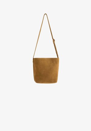 Bruine suède crossbody tas met een enkele verstelbare schouderriem, rechthoekige vorm, gladde textuur en subtiele stiksels bij de naden.
