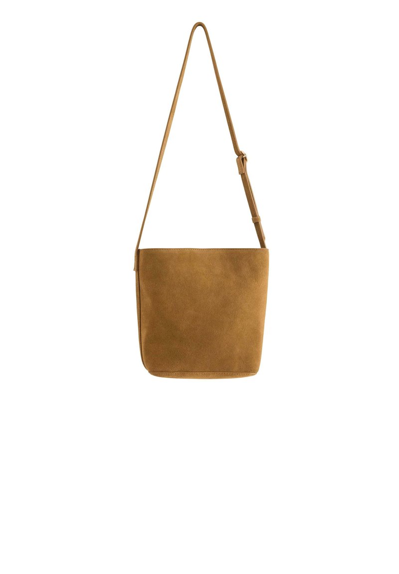 Brun nubuck crossbody taske med en enkelt justerbar rem, rektangulær form, glat tekstur og diskret syning ved sømmen.