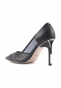 Schwarzer High-Heel-Schuh mit spitzer Zehe, ausgestattet mit einem Netzbereich, der mit schimmernden Nieten verziert ist, und einem glänzenden metallischen Absatz.