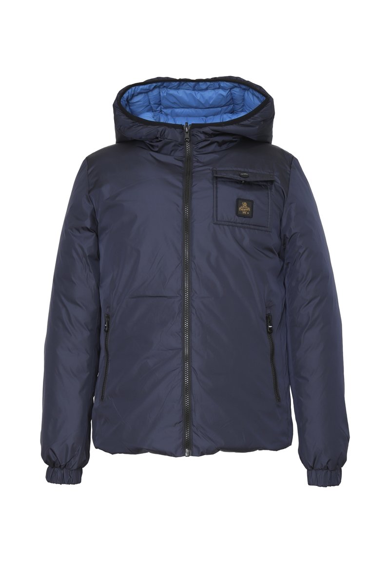 Giacca puffer blu navy con cappuccio, chiusura frontale con zip e tasca sul petto. L'interno è foderato in azzurro chiaro con polsini elastici.