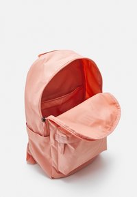 Nike Sportswear HERITAGE UNISEX - Mochila - lt madder root/black/atmosphere