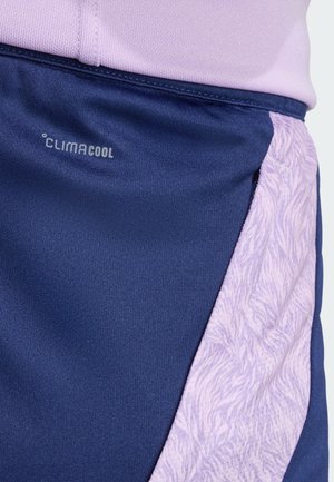 Shorts de sport bleu marine avec un panneau texturé violet doux, dotés d'un tissu respirant et d'un logo CLIMACOOL sur le devant.