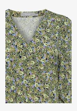 Blomstret bluse i grøn, blå og lilla med V-hals. Har et tekstureret mønster af blade og blomster på en mørk baggrund.