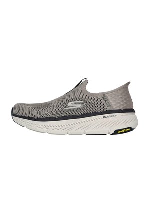 Zapatilla de running sin cordones en tela de malla gris, con una suela blanca gruesa, acentos negros y la marca "Max Cushion" en el lateral. Presenta un talón texturizado.