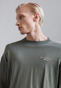 Emporio Armani Strickpullover - mulled basil/fog
