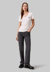 Calvin Klein Jeans MONOLOGO V NECK TEE 2 PACK - Jednoduché tričko - ivory/black