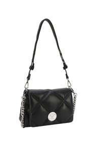 Črna prešita usnjena torbica s srebrnim krožnim logotipom, nastavljivim trakom in verižnimi detajli. Kompaktna zasnova z mehkobo na otip.