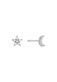 Orecchini a perno in argento con design a stella e luna crescente, decorati con cristalli luccicanti, evidenziando dettagli intricati e una finitura lucida.
