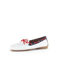 Witte leren boot-schoen met rode veters, marineblauwe accenten en een rubberen zool. Heeft stiksels langs de bovenkant en metalen veterogen.