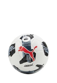 Palla da calcio Puma Orbita 3, bianca con pannelli esagonali neri, disegni astratti blu e rossi, e un logo Puma rosso ben visibile. Marchio di qualità FIFA.