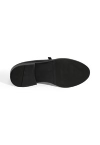 Zwarte schoenzool met een textuur van rubber grip, iets verhoogde hak, glad bovenstuk en een minimalistisch ontwerp zonder zichtbare accenten.