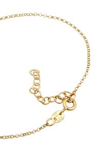 Goldfarbene Halskette mit kleinen, ineinandergreifenden Gliedern, einem runden Verschluss und einem ovalen Anhänger mit der Aufschrift "A925". Dezenter Glanz und glatte Textur.