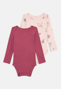 Zwei langärmelige Babybodys, einer einfarbig in dunkelrosa Waffelstrick, der andere in hellrosa mit Blumen- und Rehpunkten, flach auf Weiß ausgelegt.