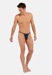 Herrenslip aus dehnbarem, schwarzem Stoff mit einem bunten Schmetterlingsmuster. Hat ein minimales Design mit schmalen Seitenbändern.