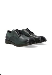 Groene leren schoenen met een gladde textuur, ronde neus en zwarte veters. Kenmerkt zich door een iets verhoogde donkere zool en een minimalistisch ontwerp.