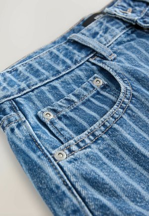 Modré džínové kalhoty s vybledlou texturou, designem s pěti kapsami, stříbrnými detaily, viditelným prošíváním a smyčkou v pase pro upevnění opasků.