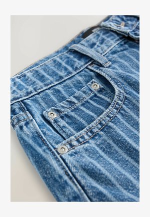 Blaue Jeans aus Denim mit verblasster Textur, Fünf-Taschen-Design, silberner Hardware, sichtbaren Nähten und einer Schlaufe am Bund zum Halten von Gürteln.