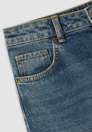 Jeans in denim blu medio, con un classico design a cinque tasche, cuciture arancioni a contrasto e una texture liscia con lievi sbiadimenti.