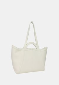 Borsa a spalla in pelle bianca con due manici, apertura ampia, texture liscia e forma strutturata. Presenta dettagli con cuciture curve.