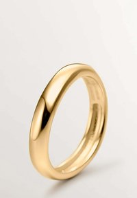 Banda de boda de oro con una superficie lisa y reflectante, bordes redondeados y un diseño sólido y simétrico. No se observan patrones ni acentos.