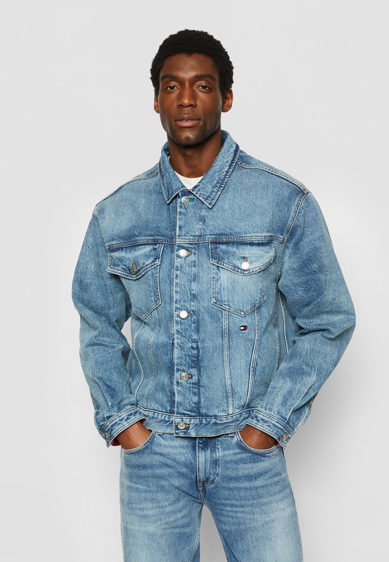 Motel Weinig dichtheid Tommy Hilfiger TOMMY HILFIGER X SHAWN MENDES TRUCKER JACKET HERO IND UNISEX  - Spijkerjas - hero indigo/blauw denim/bluedenim - Zalando.nl